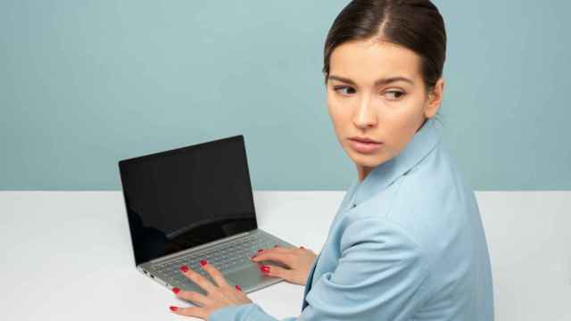 Una mujer frente a un ordenador, en imagen de archivo.