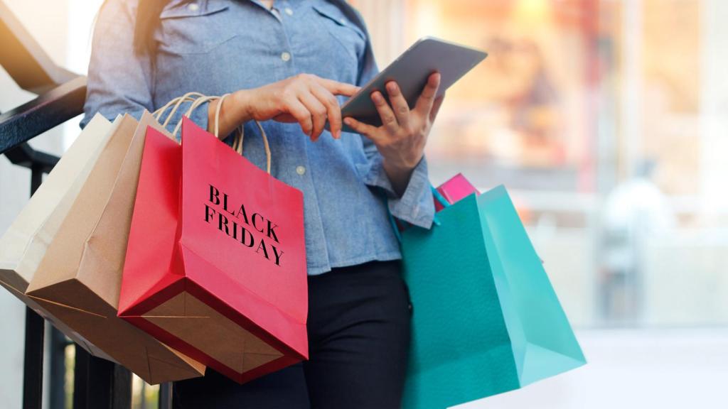 Imagen de archivo de una mujer de compras durante el Black Friday.