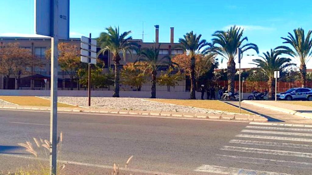 El colegio público Miguel Hernández de Elche, donde la Policía local ha sorprendido a los menores extrayendo material.