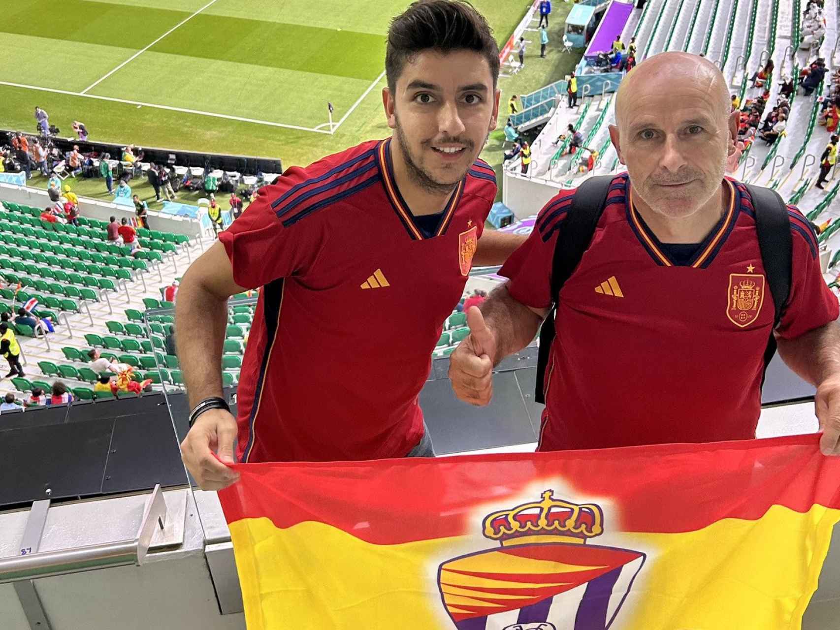 Nico Velasco en Doha junto a su padre y la bandera del Pucela