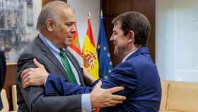 Mario Ruiz-Tagle, CEO de Iberdrola España, saluda a Alfonso Fernández Mañueco, presidente de la Junta de Castilla y León