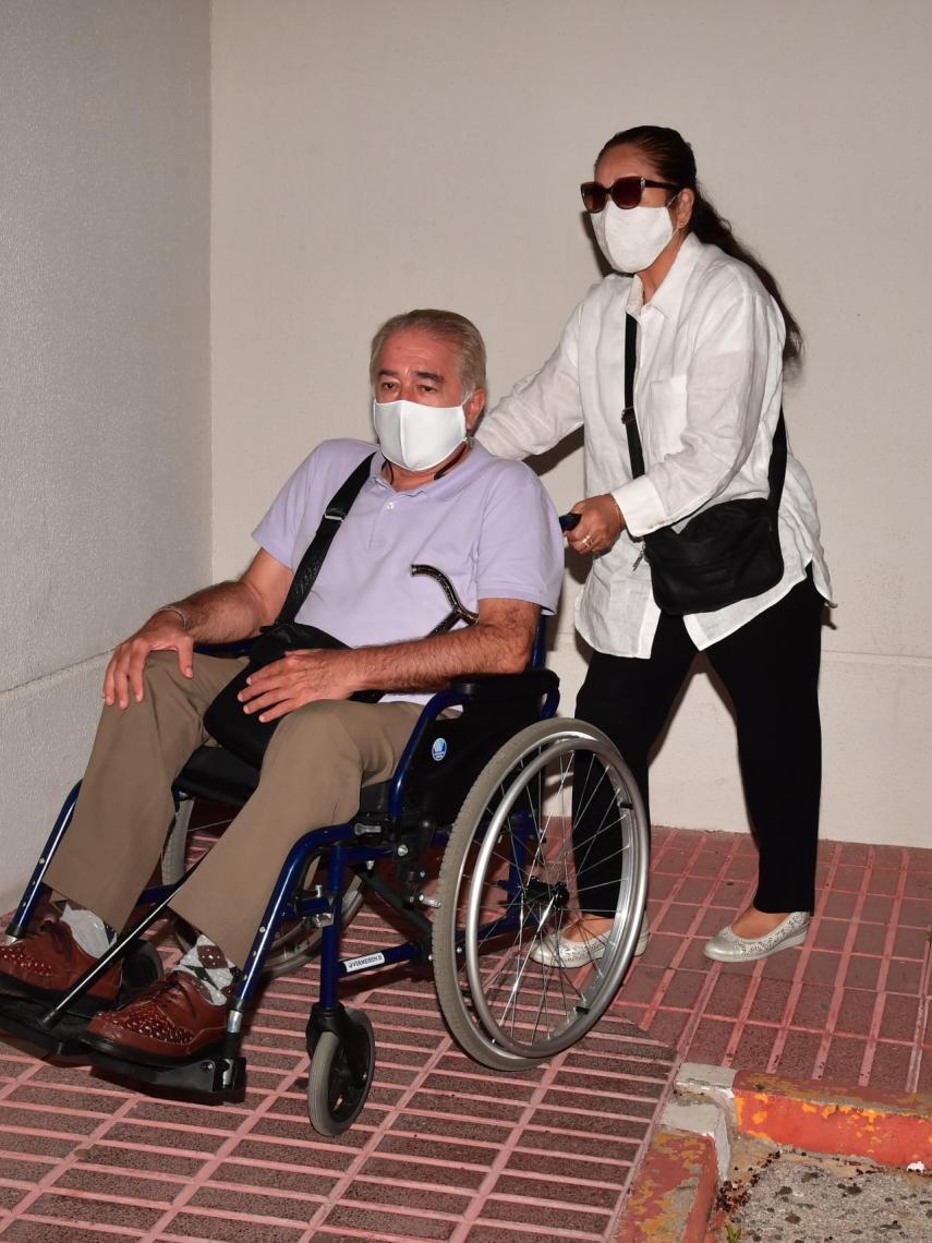 Bernardo Pantoja junto a su mujer, Junco, en el funeral de Ana Martín.