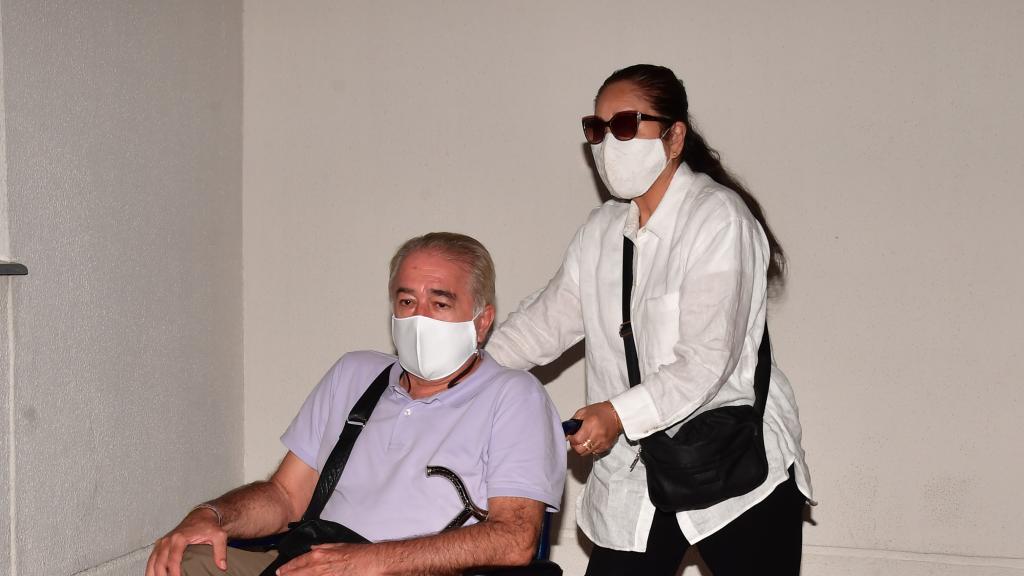 Bernardo Pantoja con su esposa, Junco, en el funeral de Ana Martín.