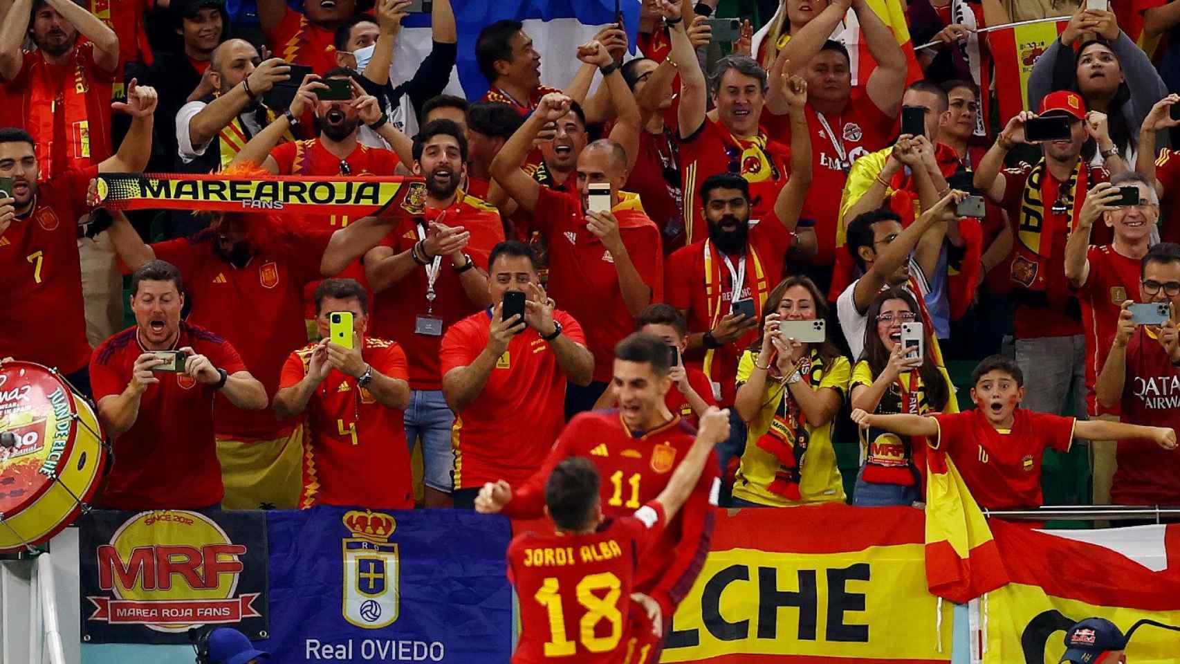 Los aficionados de Marea Roja celebran uno de los goles de España ante Costa Rica.