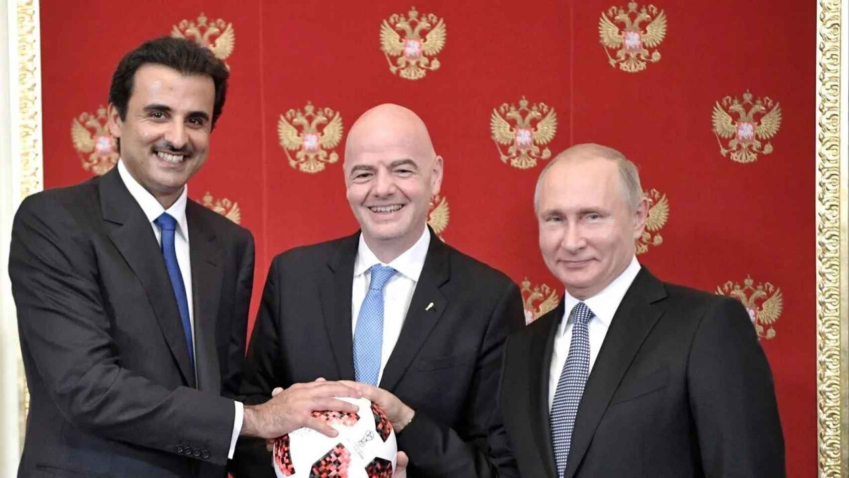 El jeque de Qatar, Tamim bin Hamad al-Thani; el presidente de la FIFA, Gianni Infantino; y el presidente de Rusia, Vladímir Putin.