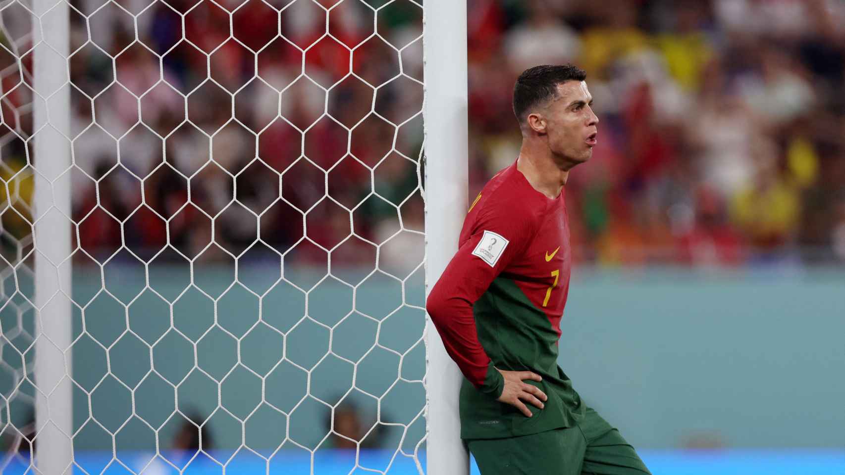 Cristiano Ronaldo, apoyado sobre el poste de una portería, tras una ocasión fallada de Portugal