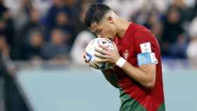 Cristiano Ronaldo besa el balón antes del lanzamiento de penalti