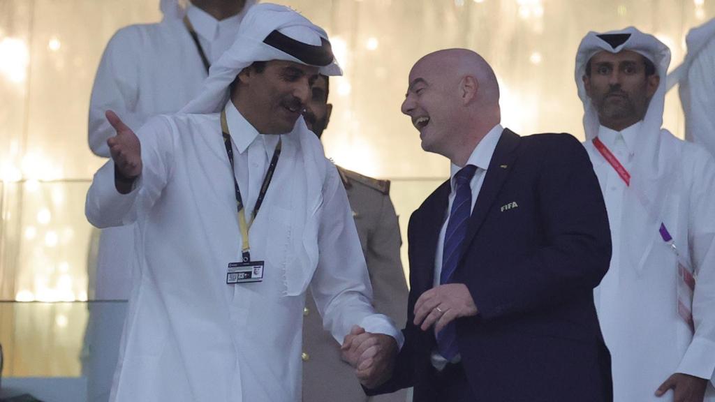 El emir de Qatar y Gianni Infantino, presidente de la FIFA, en la ceremonia de inauguración del Mundial 2022
