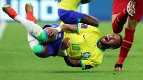 Neymar cae al suelo dolorido en el Brasil - Serbia.