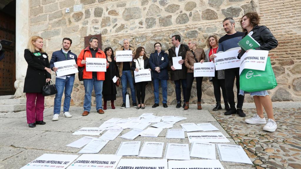 Entrega de firmas en el Palacio de Fuensalida / foto: Óscar Huertas