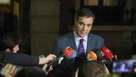 El presidente del Gobierno, Pedro Sánchez, atendiendo a los medios este jueves en el Congreso.
