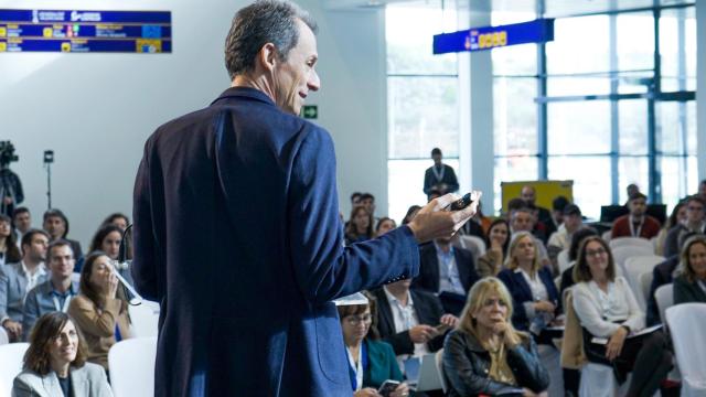 Pedro Duque, durante su ponencia en el aeropuerto de Castellón.