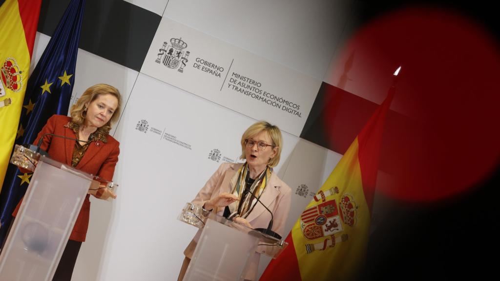 La vicepresidenta primera y ministra de Asuntos Económicos, Nadia Calviño, y la comisaria europea de Estabilidad Financiera, Servicios Financieros y Unión de los Mercados de Capitales, Mairead McGuinness, comparecen en rueda de prensa tras su reunión.