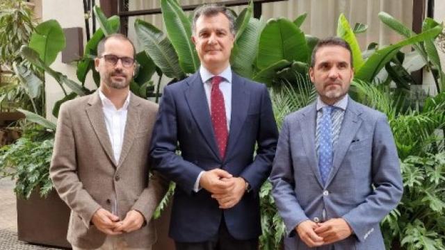 De izquierda a derecha: José Luis Ruiz de Munain, director general de SpainNAB; Juan Bernal, presidente de SpainNAB y director general de CaixaBank AM; Jacobo Florido, concejal de Recursos Humanos, Calidad y Turismo del Ayuntamiento de Málaga.