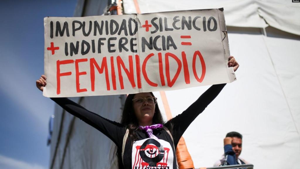 Una mujer levanta un cartel contra los feminicidios en México.