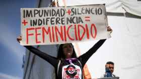 Una mujer levanta un cartel contra los feminicidios en México.