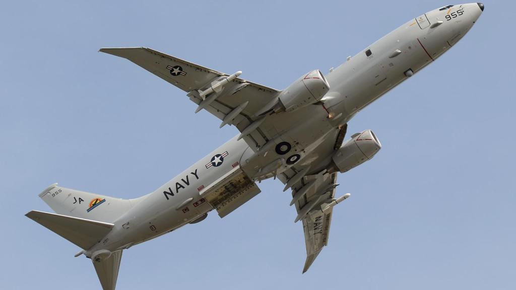 El avión P8A Poseidón después de liberar un torpedo Mk 54