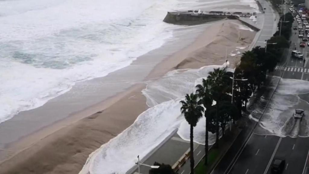 El mar llega hasta la carretera del Paseo Marítimo de A Coruña a causa del temporal