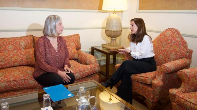 La portavoz de Marea Atlántica, María García, y la alcaldesa de A Coruña, Inés Rey.