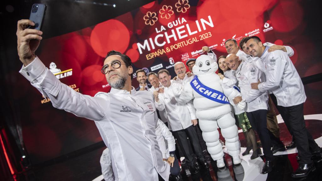 Varios chefs españoles como Martín Berasategui, Quique Dacosta o Toño Pérez, durante la gala de la 'Guía Estrella Michelin 2023'. EFE