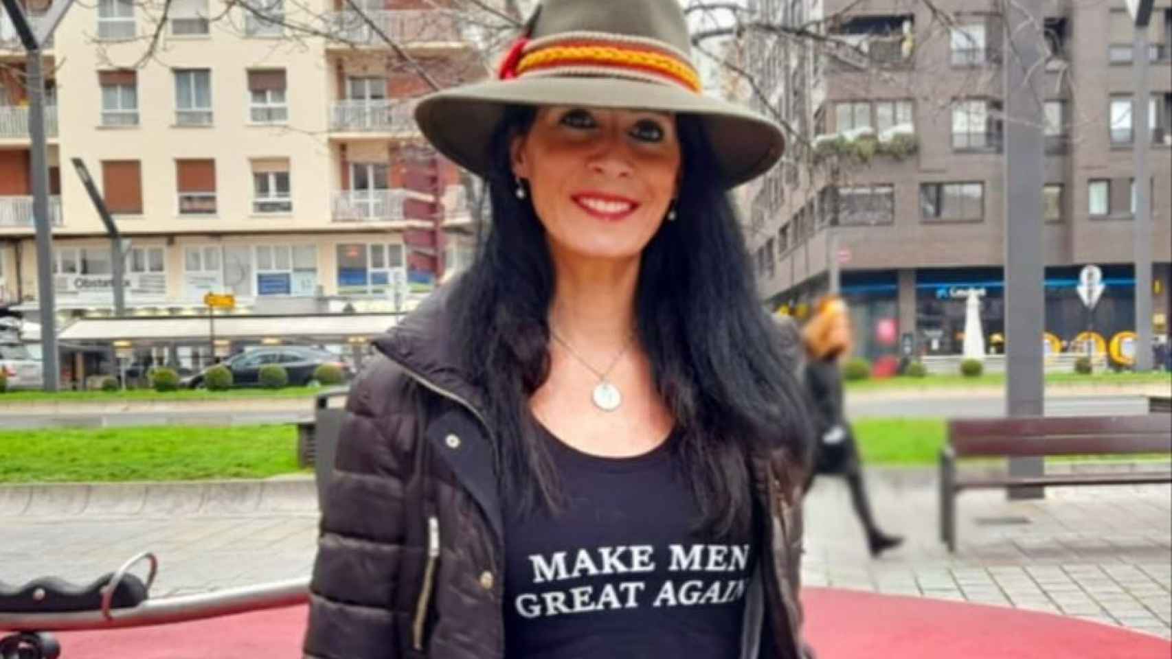 Carla Toscano, con una camiseta que reza Make men great again, al estilo Trump.