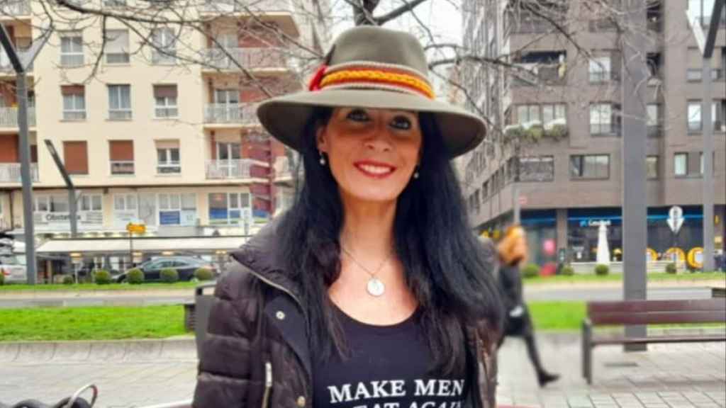 Carla Toscano, con una camiseta que reza Make men great again, al estilo Trump.