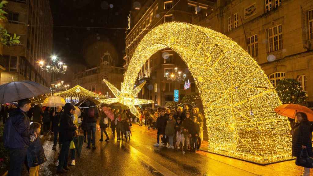 Gente sacándose fotos con la estrella de luces situada en García Barbón.