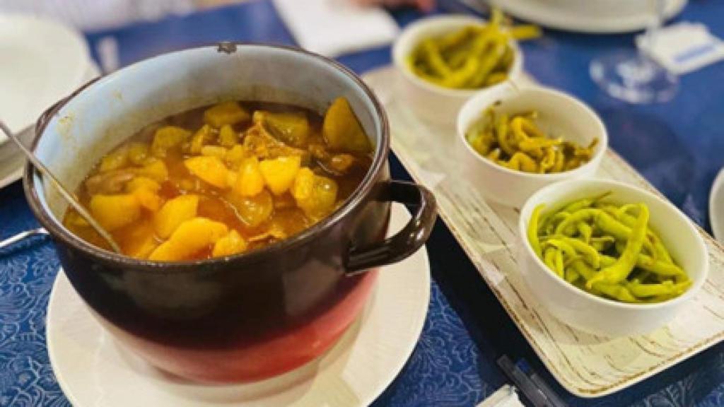 Las patatas con níscalos y costillas adobadas de Antolín resultaron de auténtico primor. Fotografía cedida