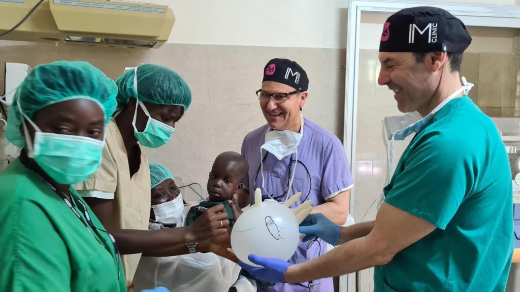 El doctor Iván Mañero durante una de sus intervenciones en Guinea Bissau.