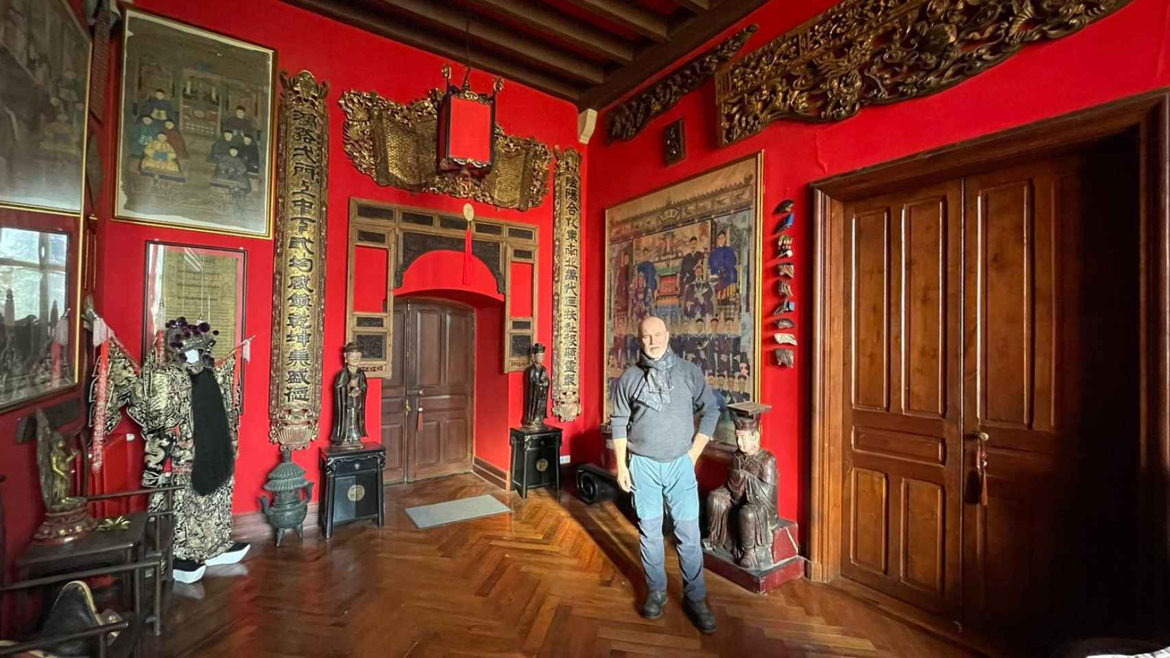 En un salón dedicado al arte chino.