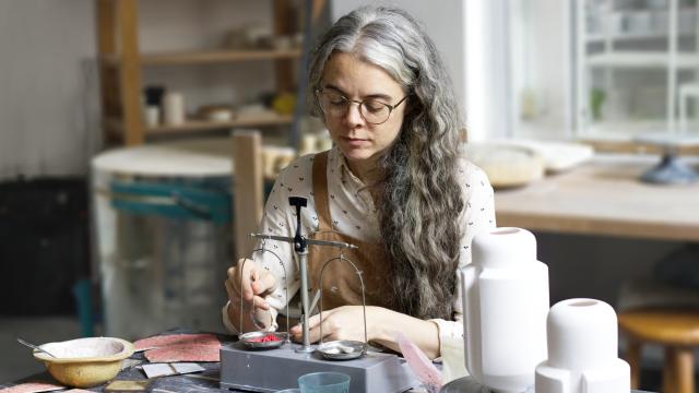 Xènia Bas, artesana y dueña del taller de cerámica Bas de Barcelona.