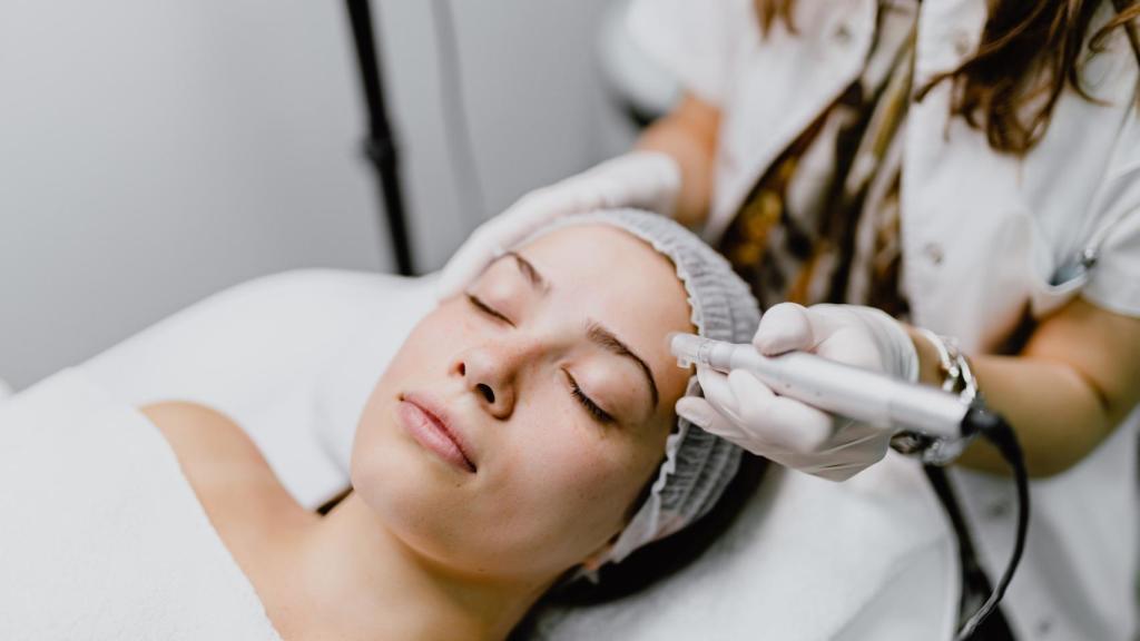 Una mujer durante el tratamiento de microneedling.