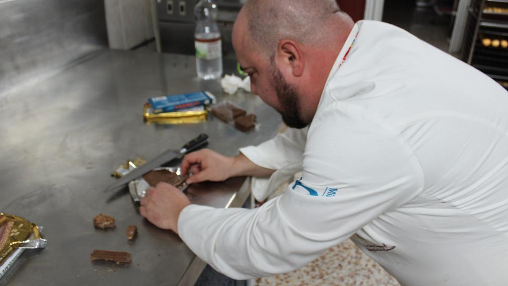 El maestro pastelero Julio López, analizando los turrones durante la cata.