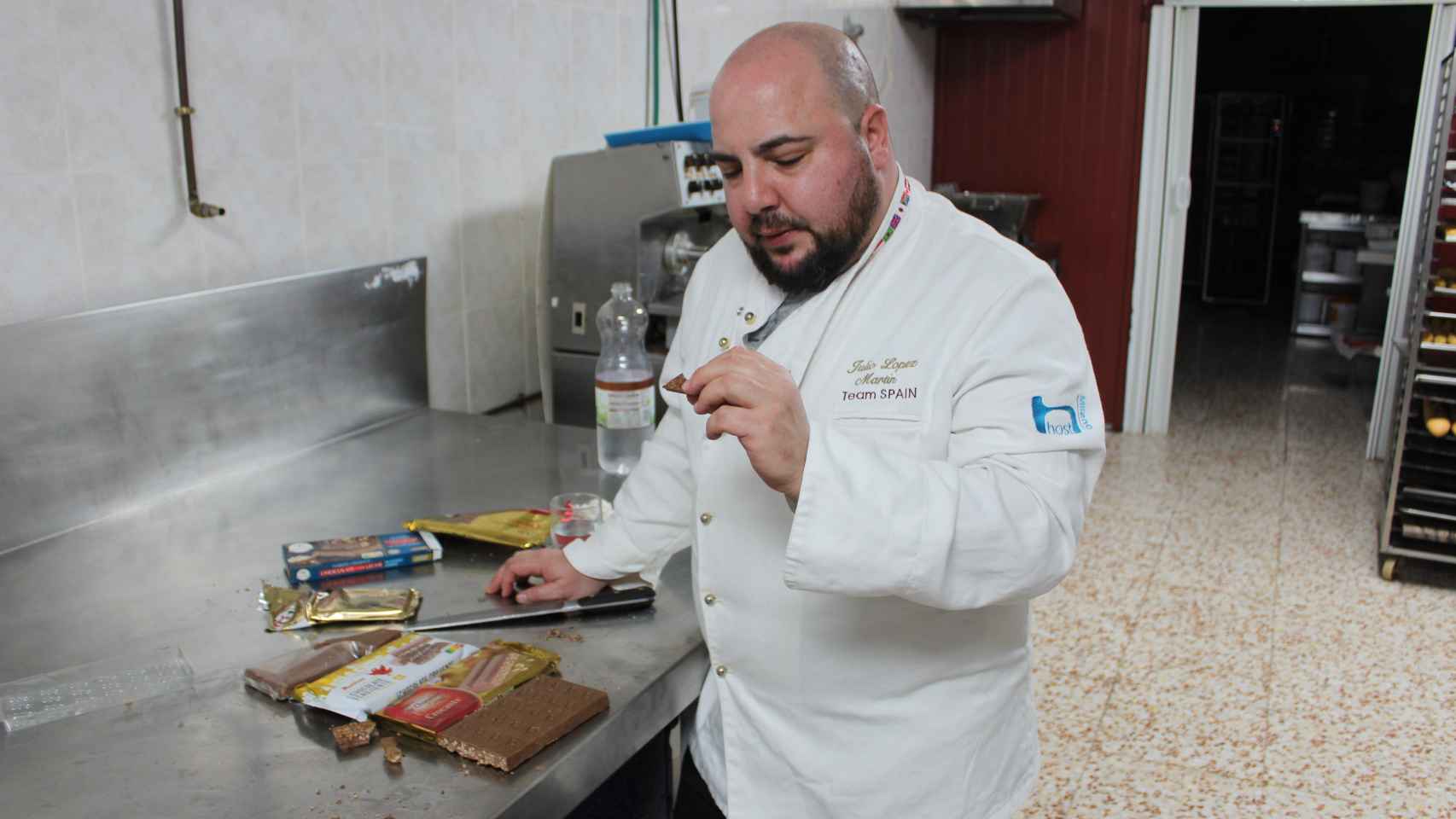 El maestro pastelero Julio López, probando uno de los turrones durante la cata.