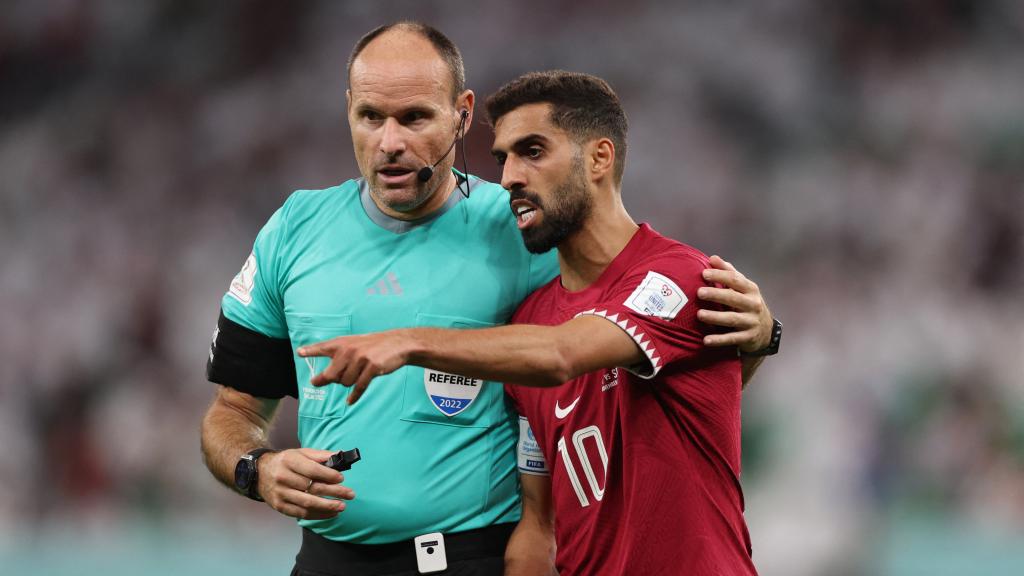 Mateu charla con un jugador de Qatar.