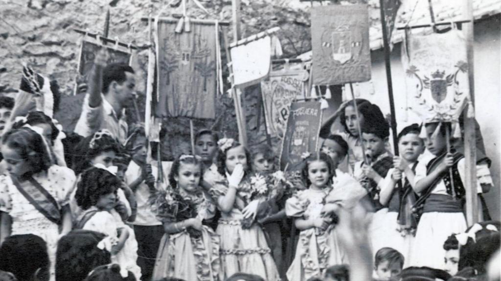 1945. El vitalista ambiente del acto de elección de la bellea del foc infantil, en un solar de la calle Sevilla