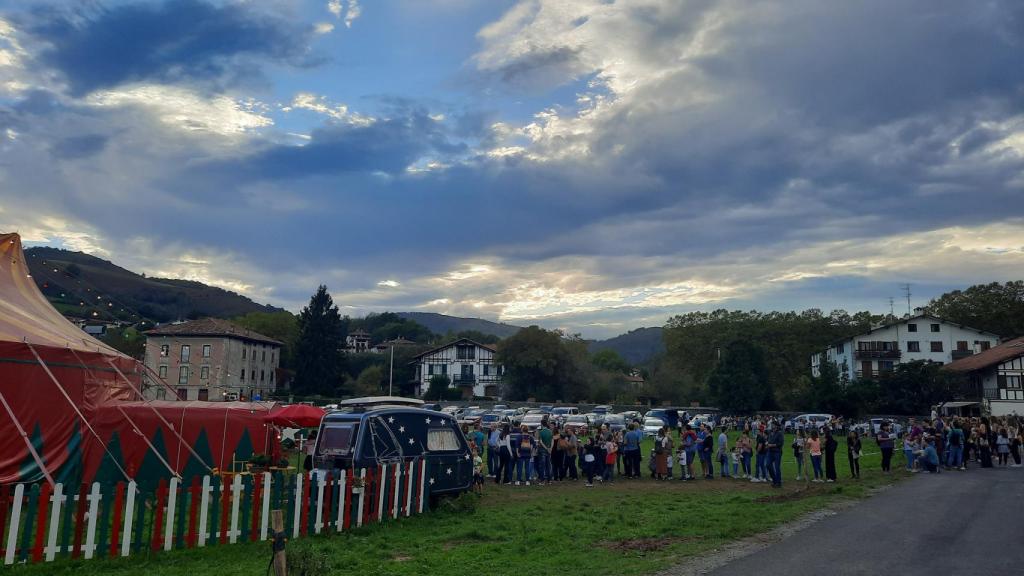 El público ante la carpa del circo Gure Zirkua, a su paso por Navarra.