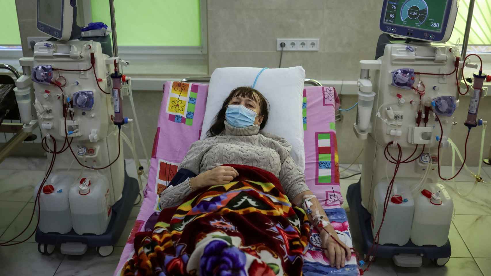 2022-11-Una paciente, Halyna Halytska, de 65 años, recibe tratamiento de hemodiálisis en un hospital cuando se cortó el suministro de agua cuando se cortó el suministro eléctrico en la zona.-CRISIS-OUTAGES-HOSPITAL
