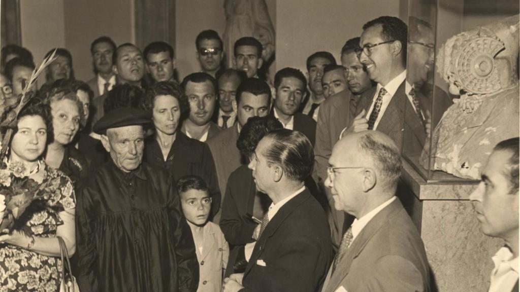 Manuel Campello, izquierda, en una visita en 1958 a la Dama de Elche que descubrió en 1897.