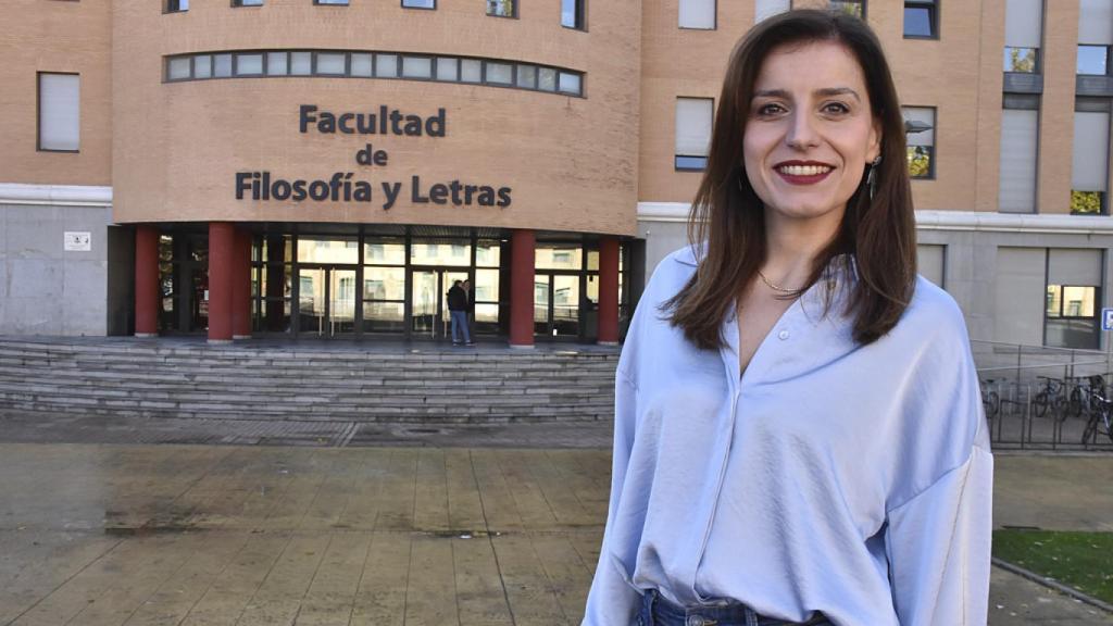 Ana María Iglesias Botrán, frente a la Facultad de Filosofía y Letras