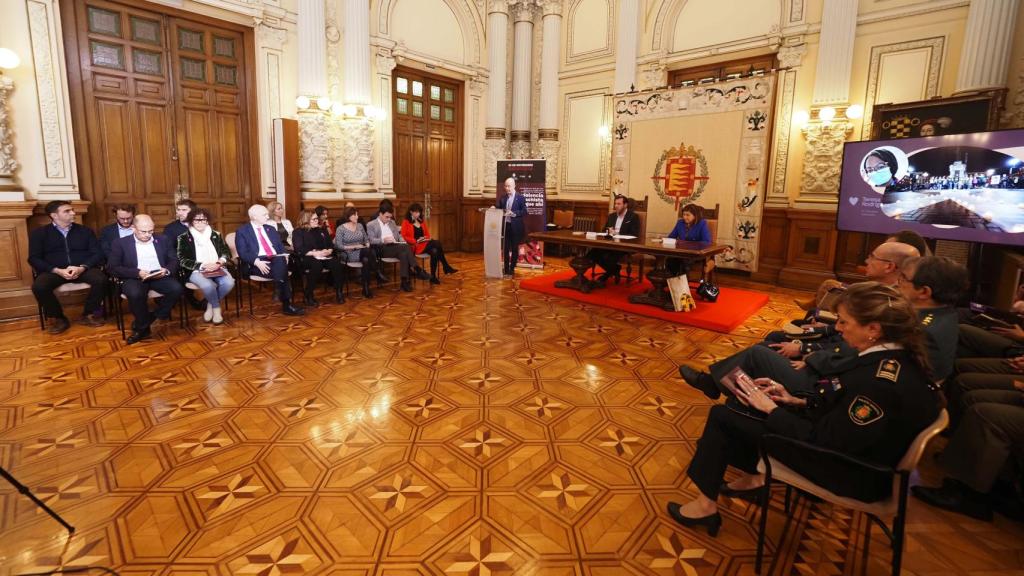 Imagen de la lectura del manifiesto del 25N en el Ayuntamiento de Valladolid