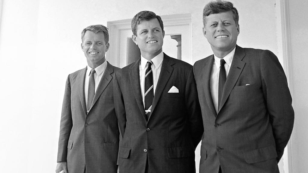 John F. Kennedy junto a su hermanos.