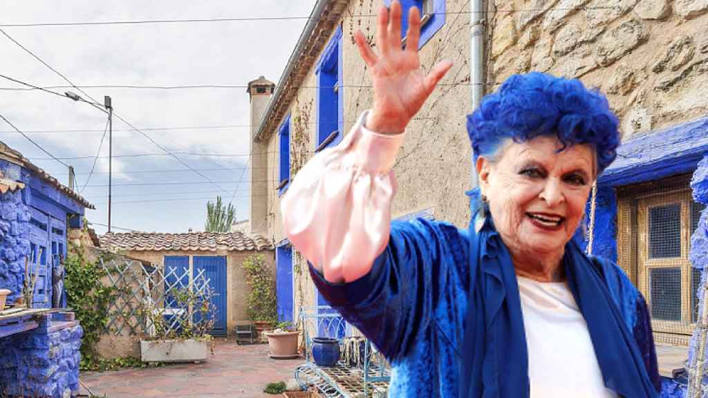 Lucía Bosé junto a su 'casa azul' en un montaje de JALEOS.