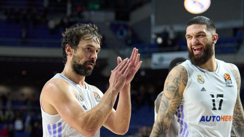 Llull aplaude al público tras la victoria del Real Madrid ante el Partizán