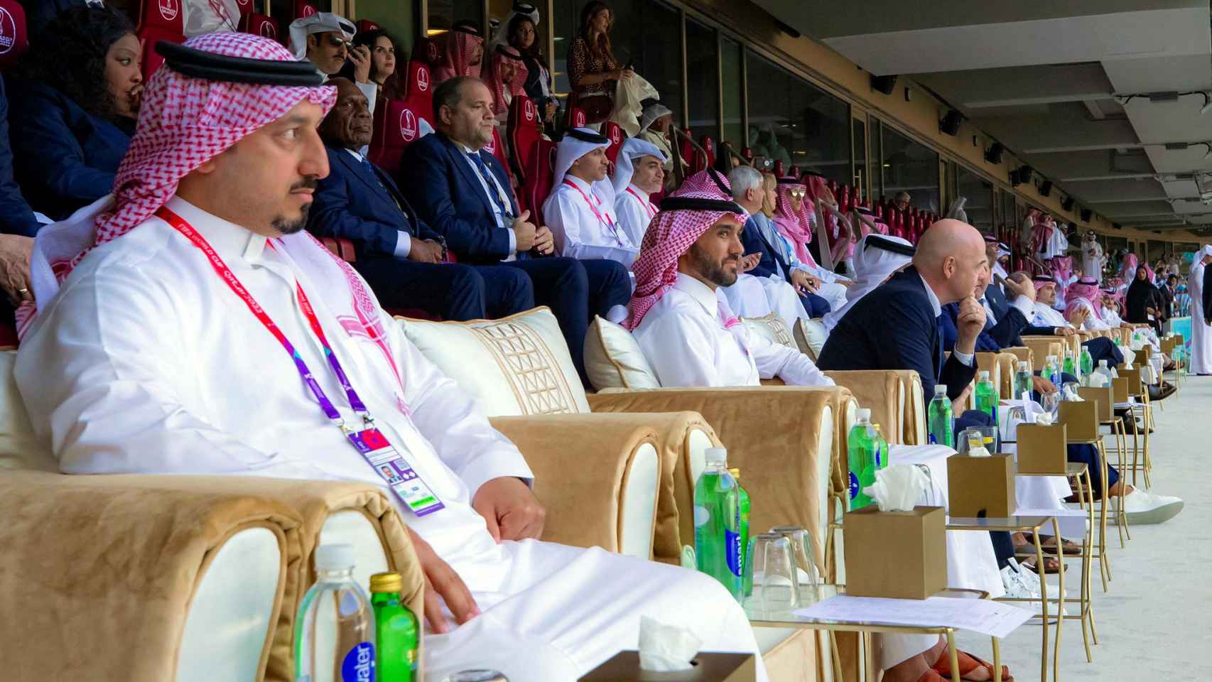 El ministro de deportes de Arabia Saudí con Infantino y demás personalidades en el palco del Mundial.
