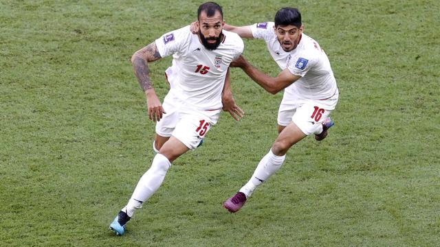 Los jugadores iraníes celebran la victoria.
