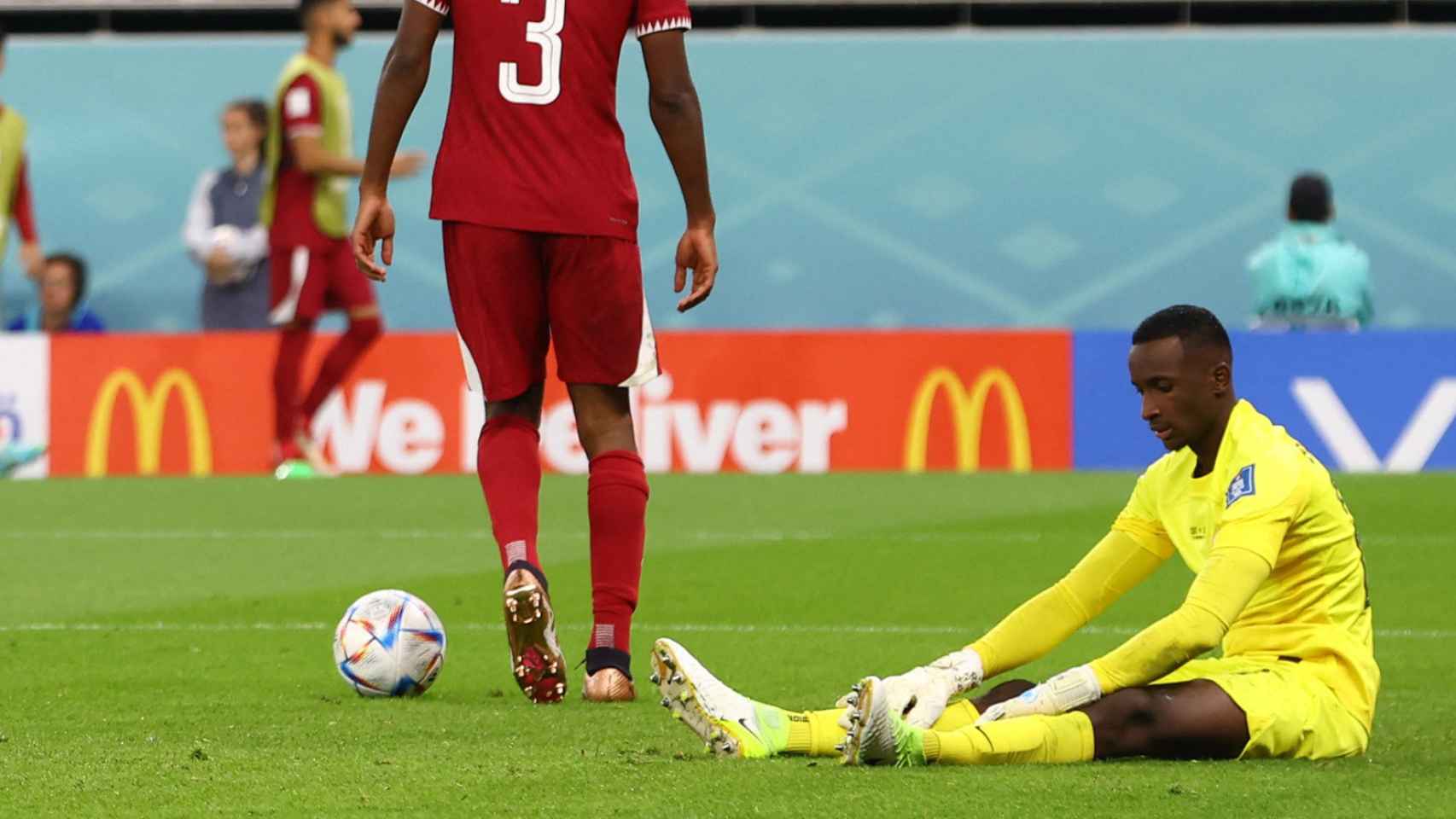 Frustración de los jugadores de Qatar tras el gol de Qatar.