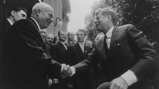 El líder de la URSS, Nikita Jruschov, y el presidente de EEUU, John F. Kennedy, dándose la mano en 1961. Foto: National Archives