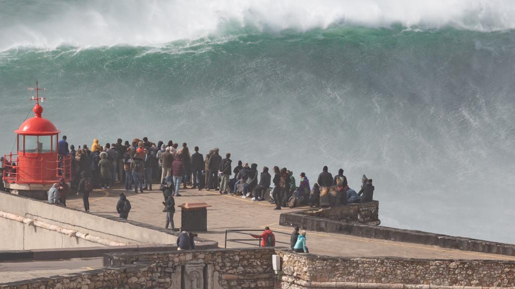 Imagen de un fuerte oleaje en Nazare, Portugal.