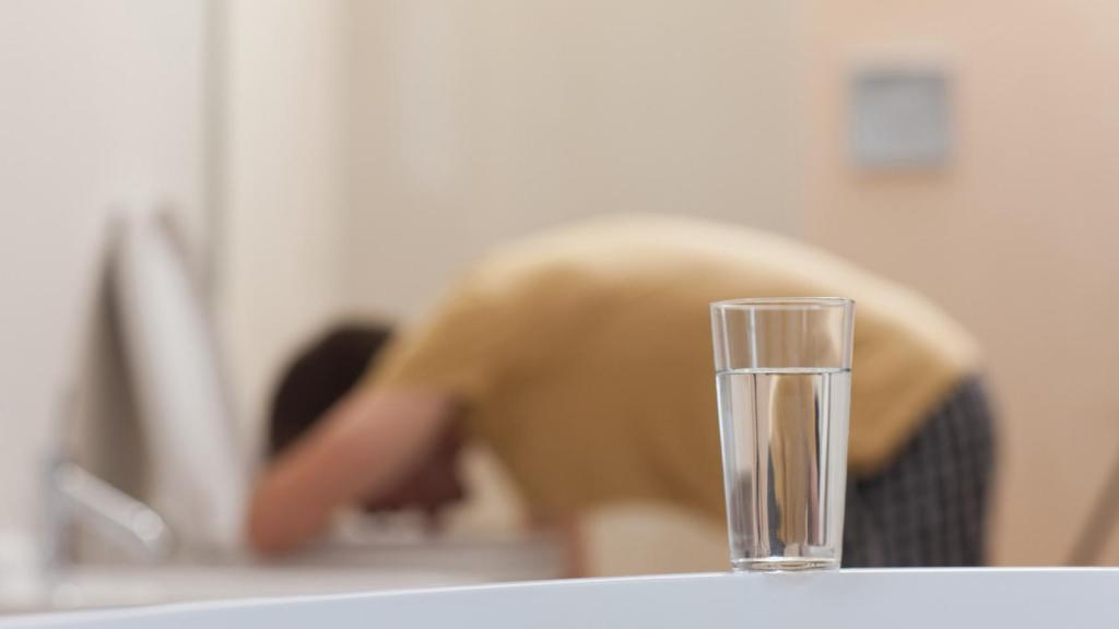 Imagen de un archivo de un hombre vomitando. iStock